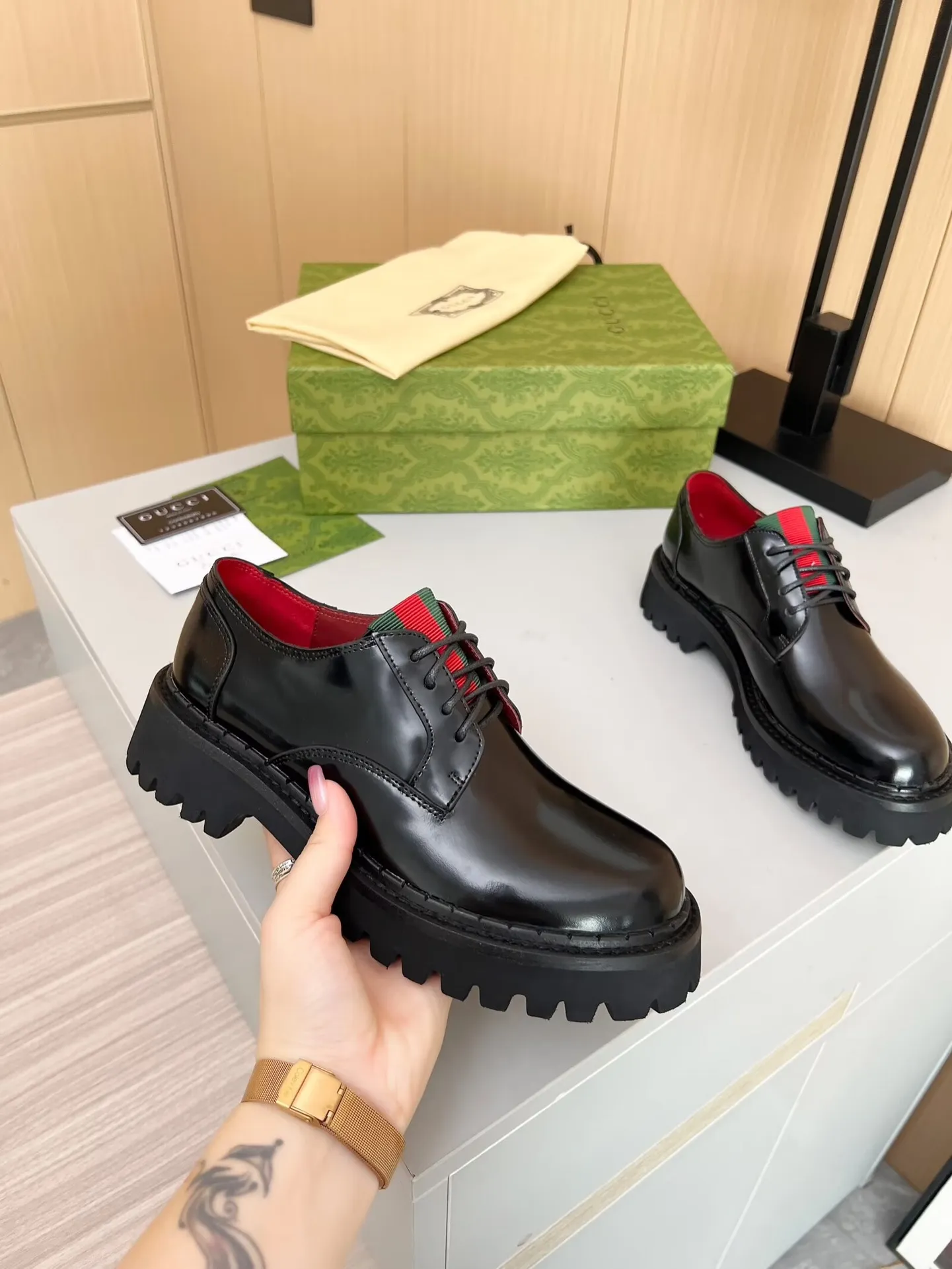 👟👟Ex-factory price 480👟👟 ✅The latest Gucci GUCCI lace-up loafers at the counter. They are mainly matched with various styles of trendy clothes to highlight their fashion. ✅ A must-have recommended ➡️ Fabric: cowhide, open edge beads Inner/foot pads: red cow lining Color: black Size: 34-41 (34, 41 need to be customized) Heel height: 5cm Outsole: Foam outsole material ✅ Equipped with cloth bag and card